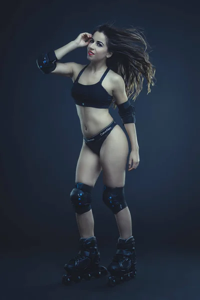 Fitness Brunette Fille Avec Patins Roues Alignées Vêtue Vêtements Sport — Photo