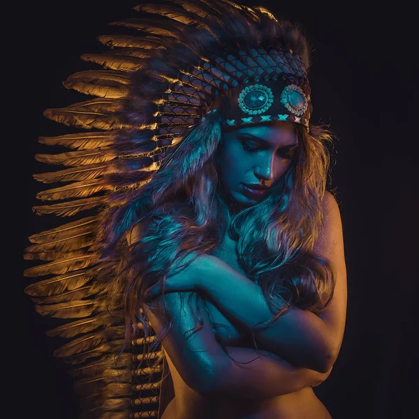 Šaman Krásná Dívka Chocholem Indiánské Peří — Stock fotografie