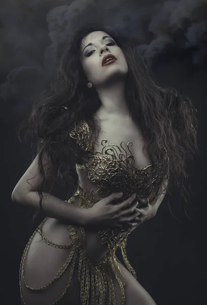 Mode Brünette Frau Gotischen Stil Mit Einem Kleid Aus Goldenen — Stockfoto