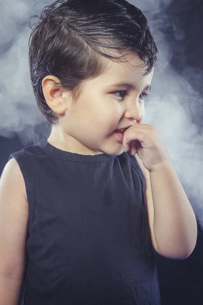 Winnaar Jongen Met Haar Kauwgom Rocker Jurk Met Grappig Expressieve — Stockfoto