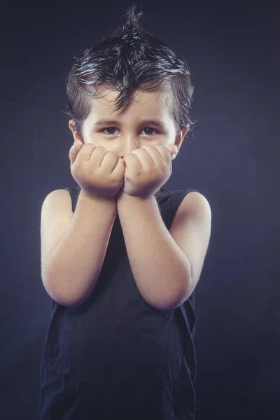 Jongen Met Haar Kauwgom Rocker Jurk Met Grappig Expressieve Gezichten — Stockfoto