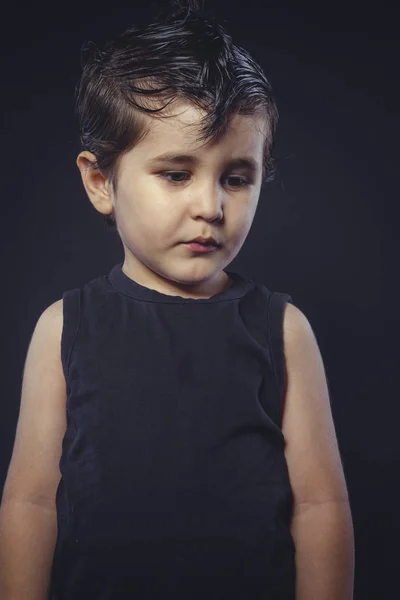 Menino Com Chiclete Vestido Roqueiro Com Rostos Engraçados Expressivos — Fotografia de Stock