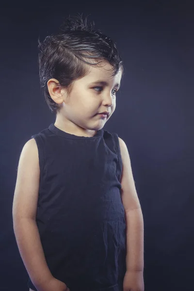 Ganador Chico Con Encía Pelo Vestido Rockero Con Caras Divertidas — Foto de Stock