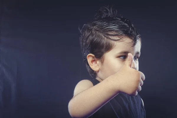 Jongen Met Haar Kauwgom Rocker Jurk Met Grappig Expressieve Gezichten — Stockfoto