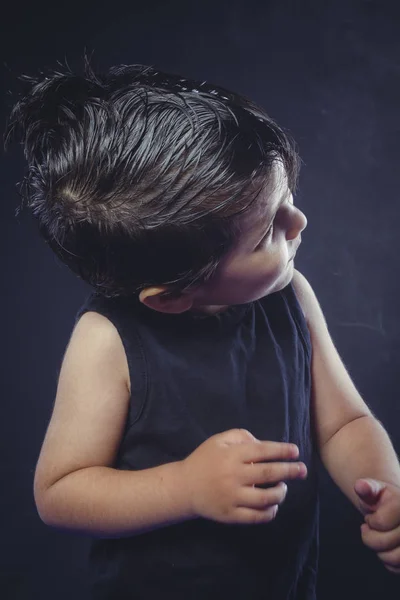 Ragazzo Con Gomma Capelli Abito Dondolo Con Volti Divertenti Espressivi — Foto Stock