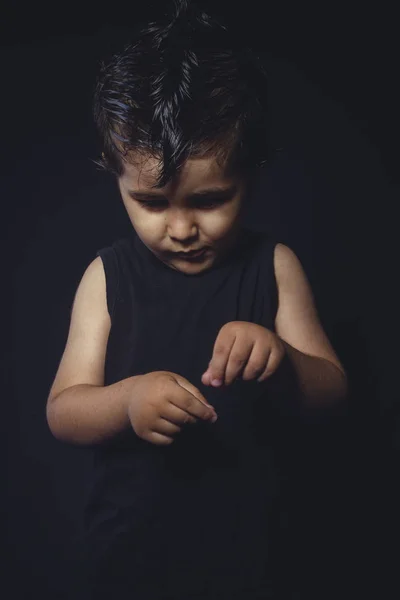 Emoção Menino Com Chiclete Vestido Roqueiro Com Rostos Engraçados Expressivos — Fotografia de Stock