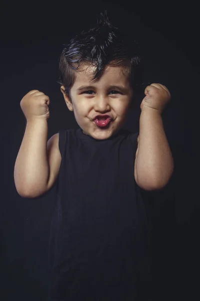 Emozione Ragazzo Con Gomma Capelli Abito Dondolo Con Volti Divertenti — Foto Stock