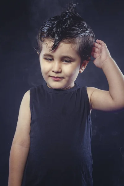 Ragazzo Con Gomma Capelli Abito Dondolo Con Volti Divertenti Espressivi — Foto Stock