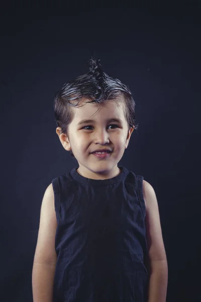 Menino Com Chiclete Vestido Roqueiro Com Rostos Engraçados Expressivos — Fotografia de Stock