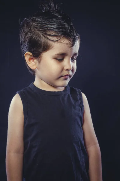 Ragazzo Con Gomma Capelli Abito Dondolo Con Volti Divertenti Espressivi — Foto Stock