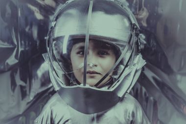 Gelecek, uzay başlığın ve metal ile bir astronot olmak oynarken Boy Gümüş arka plan üzerinde uygun.