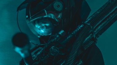 adam gelecek ya da boşluk futuristik kask ve fantezi ışıkları, lazer elinde silah taşır