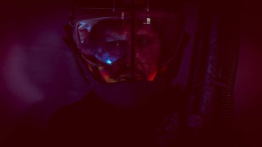 adam gelecek ya da boşluk futuristik kask ve fantezi ışıkları, lazer elinde silah taşır