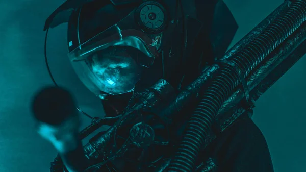 Человек Будущего Космоса Футуристическим Шлемом Фантазийными Огнями Носит Руках Лазерное — стоковое фото