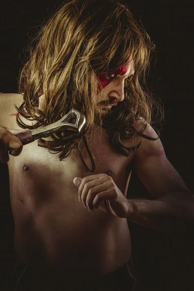 Bohater Wild Warriory Metalowy Miecz Wojny Obrazy Twarz Długie Włosy — Zdjęcie stockowe
