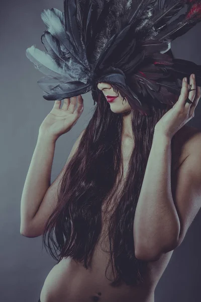 官能的で神秘的なポーズで大きな羽で作られた飾りで裸のブルネットの女性 — ストック写真