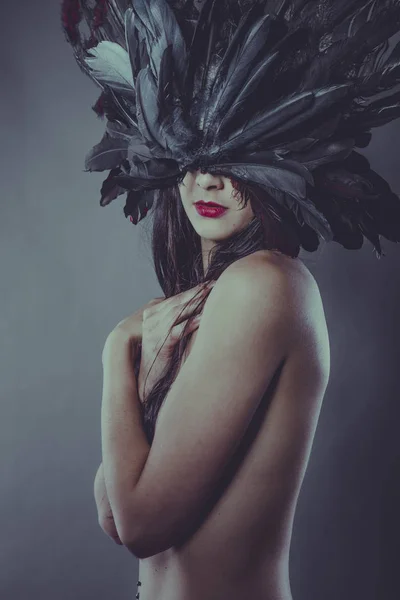 Fête Femme Brune Nue Dans Une Coiffure Faite Grosses Plumes — Photo