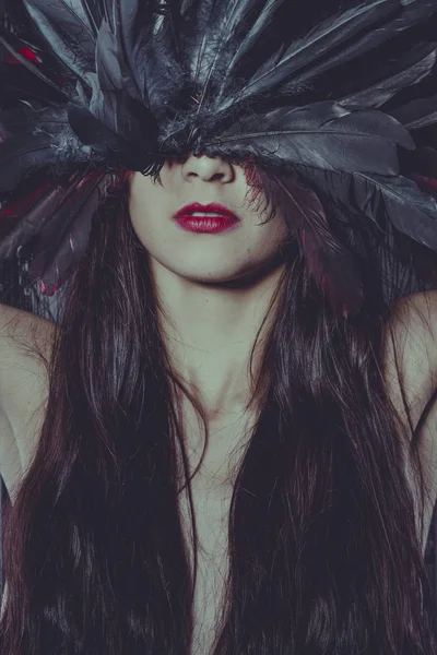 在性感和神秘的姿势大羽毛头饰的裸体黑发妇女 — 图库照片