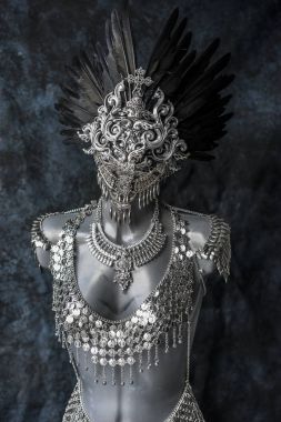 el yapımı parça, gümüş mücevher kostüm zincirleri ve para ile. tüyler ve Gotik parçaları ile yapılan bir headdress giyiyor