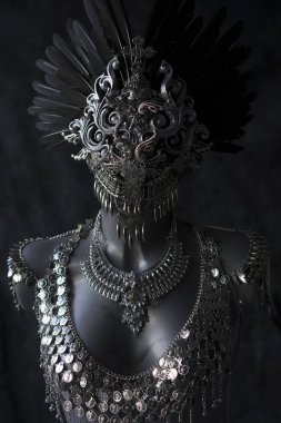 el yapımı parça, gümüş mücevher kostüm zincirleri ve para ile. tüyler ve Gotik parçaları ile yapılan bir headdress giyiyor