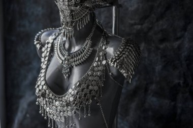 el yapımı parça, gümüş mücevher kostüm zincirleri ve para ile. tüyler ve Gotik parçaları ile yapılan bir headdress giyiyor