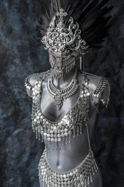 el yapımı parça, gümüş mücevher kostüm zincirleri ve para ile. tüyler ve Gotik parçaları ile yapılan bir headdress giyiyor