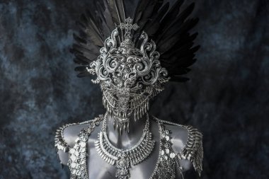el yapımı parça, gümüş mücevher kostüm zincirleri ve para ile. tüyler ve Gotik parçaları ile yapılan bir headdress giyiyor