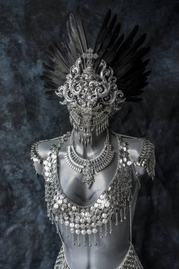 Fantastik, el yapımı parça, gümüş takılar kostüm zincirleri ve para ile. tüyler ve Gotik parçaları ile yapılan bir headdress giyiyor