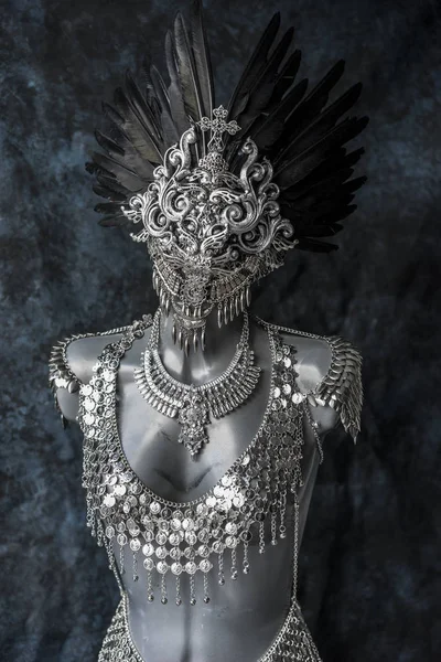Handgefertigtes Stück Silberschmuck Kostüm Mit Ketten Und Münzen Trägt Eine — Stockfoto