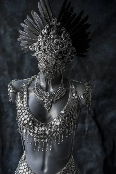 ハンドメイド シルバー チェーンとコイン宝石衣装 羽とゴシック様式の作品で作ったヘッドドレスを身に着けています — ストック写真