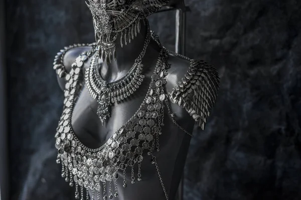 Potongan Buatan Tangan Kostum Perhiasan Perak Dengan Rantai Dan Koin — Stok Foto
