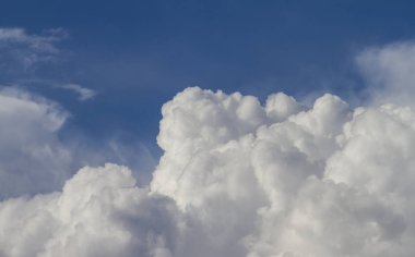 Gökyüzü bulutlar ve gün batımında güneş ışığı ile. renkli ve neşeli, duvar kağıdı veya doku