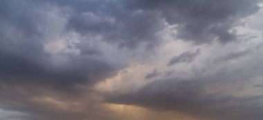 Gökyüzü bulutlar ve gün batımında güneş ışığı ile. renkli ve neşeli, duvar kağıdı veya doku