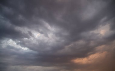 Rüya, gökyüzü bulutlar ve gün batımında güneş ışığı ile. renkli ve neşeli, duvar kağıdı veya doku