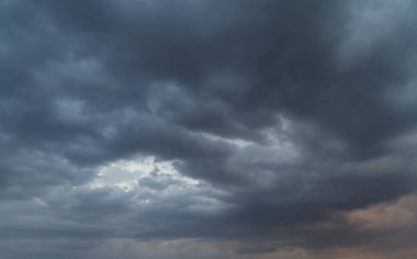 Rüya, gökyüzü bulutlar ve gün batımında güneş ışığı ile. renkli ve neşeli, duvar kağıdı veya doku