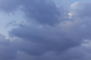 Özgürlük, gökyüzü bulutlar ve gün batımında güneş ışığı ile. renkli ve neşeli, duvar kağıdı veya doku