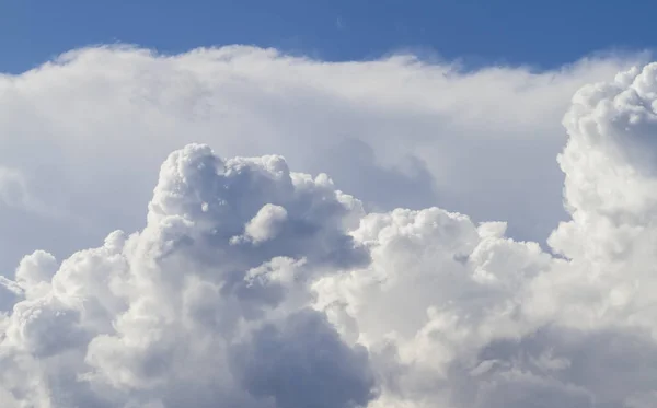 Cielo Con Nubes Luz Solar Atardecer Colorido Alegre Fondo Pantalla — Foto de Stock