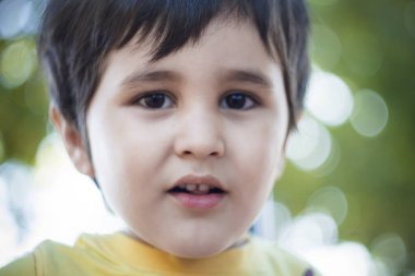 Komik surat açık bir parkta koyarak esmer çocuk