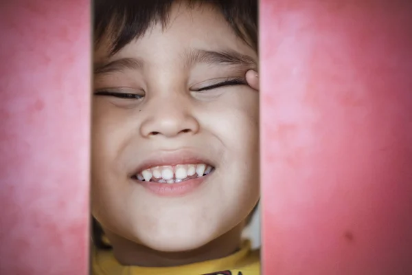 Kid Een Grapje Brunette Jongen Grappige Gezichten Aanbrengend Een Outdoor — Stockfoto