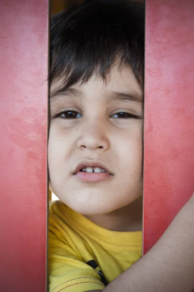 Брюнетка Хлопчик Поклавши Смішне Обличчя Відкритий Парк — стокове фото