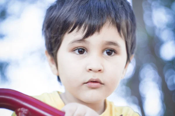 Brunette Boy Uvedení Legrační Obličej Venkovní Park — Stock fotografie