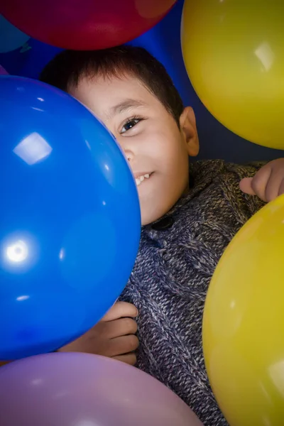 Brunette Pojke Leker Med Färgglada Ballonger Leende Och Glädje Födelsedagsfest — Stockfoto