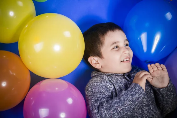 Brunette Pojke Leker Med Färgglada Ballonger Leende Och Glädje Födelsedagsfest — Stockfoto
