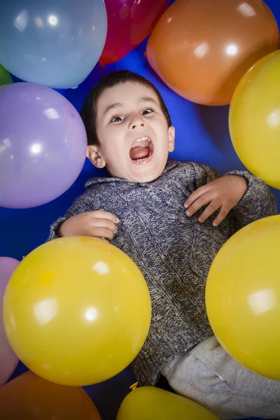 Brünetten Jungen Spielen Mit Bunten Luftballons Lächeln Und Freude Auf — Stockfoto