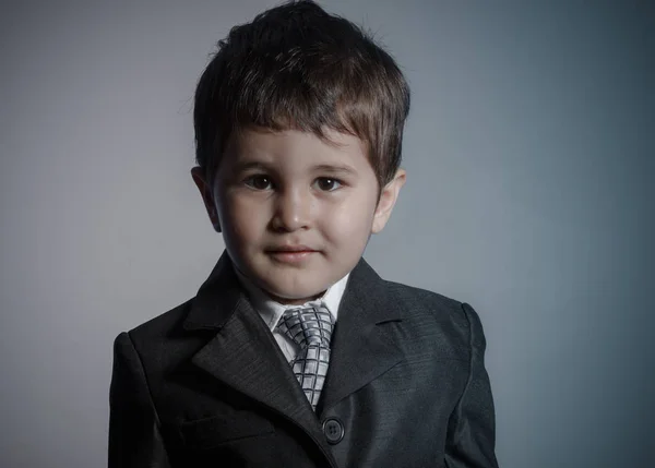 Ilk Küçük Adamı Kahverengi Saçlı Çocuk Giymiş Uygun Yüzleri Komik — Stok fotoğraf