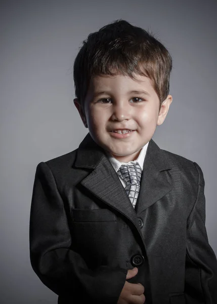 Pierwszej Pracy Mały Biznesmen Brunet Chłopiec Ubrany Garnitur Krawat Twarzami — Zdjęcie stockowe