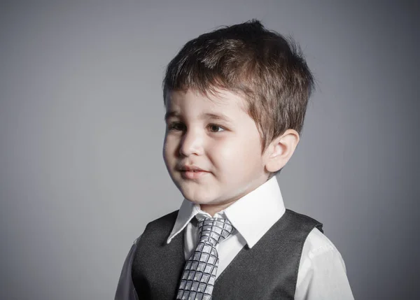 第一次就业 小商人 棕色头发的男孩身着西装和领带的面孔和滑稽的表情 — 图库照片
