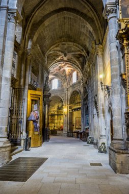 Ortaçağ mimari kemerler İspanya Ourense katedral içinde. Gotik tarzı