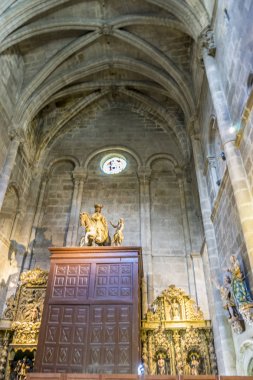 Turizm, ortaçağ mimari İspanya Ourense katedral içinde kemerler. Gotik tarzı