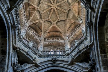 Manastır, ortaçağ mimari İspanya Ourense katedral içinde kemerler. Gotik tarzı